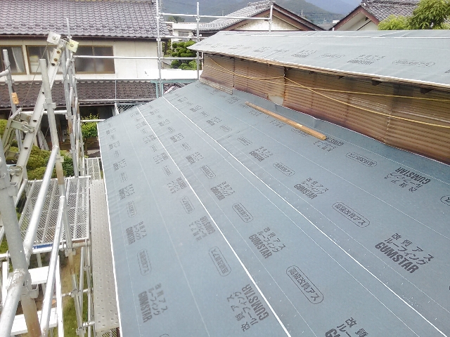 防水ルーフィングシートの敷き込み