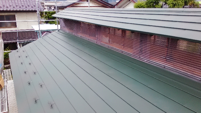 ガルバ横葺き本体の施工