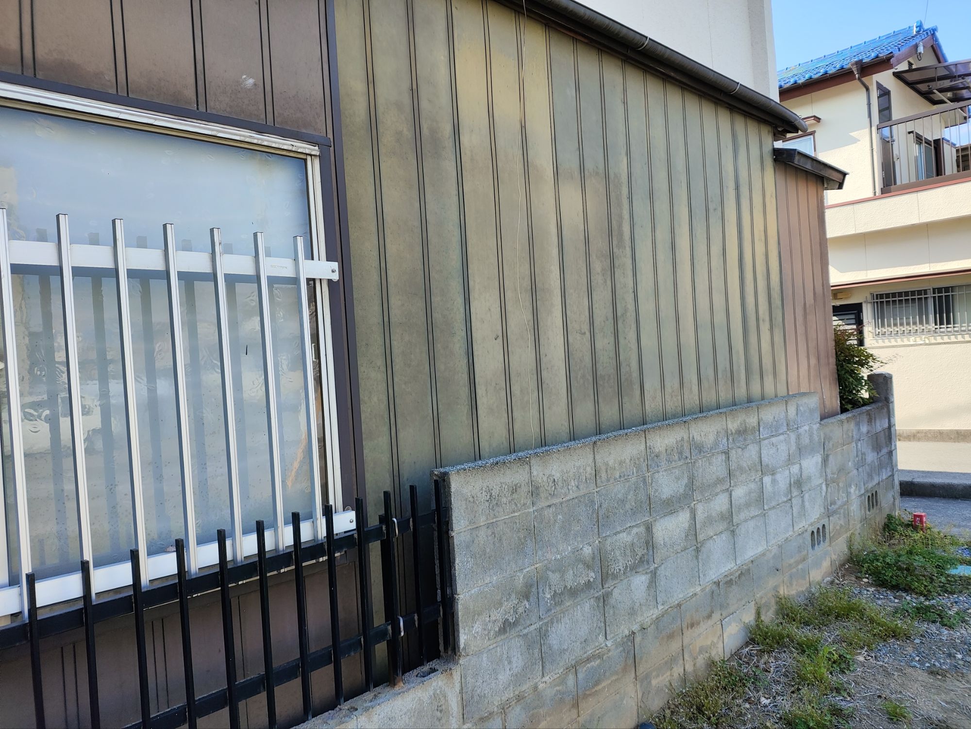変色、劣化が激しい既存外壁