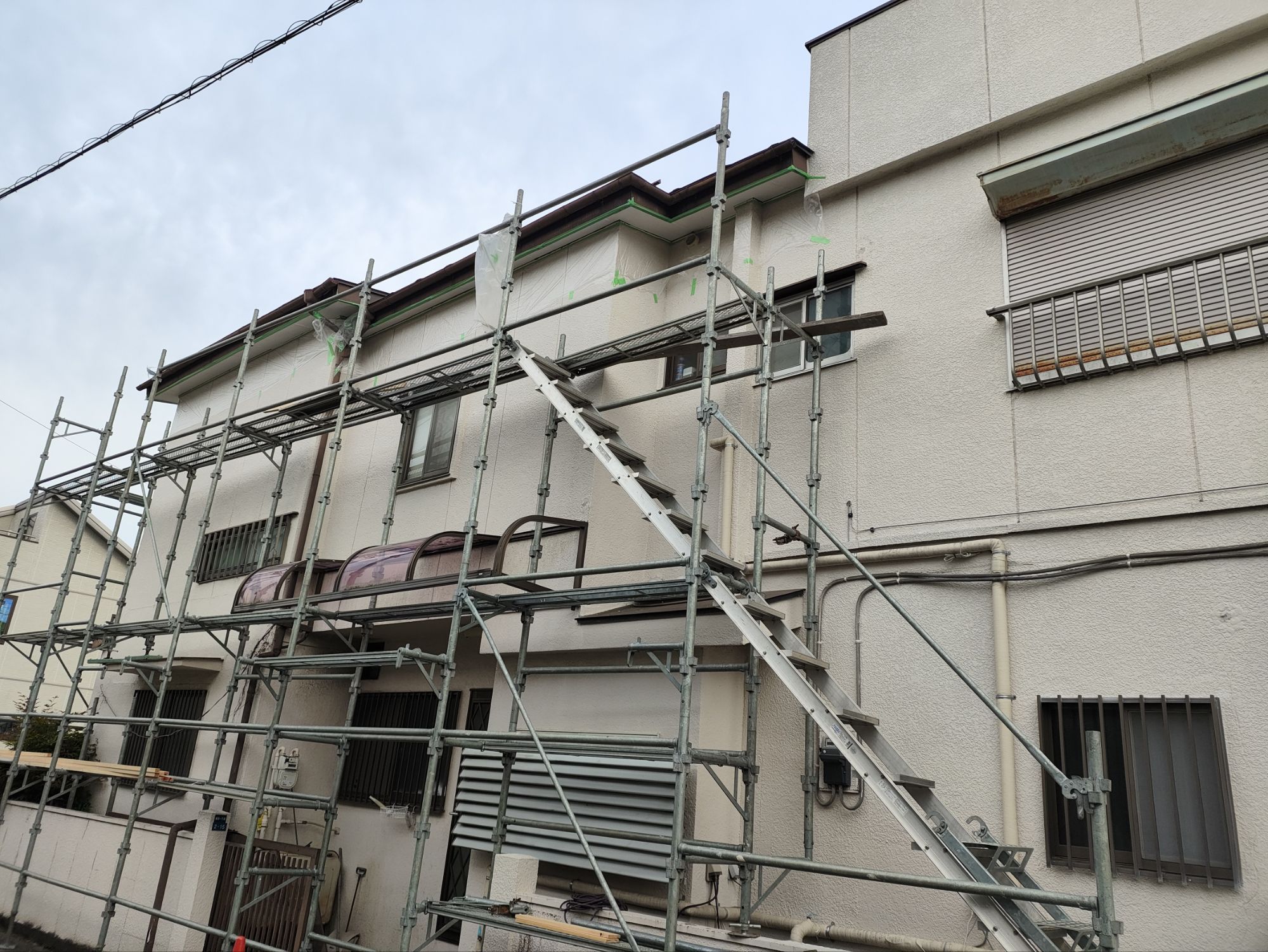 足場と、2階部分の、軒先天井の張り替え工事の様子