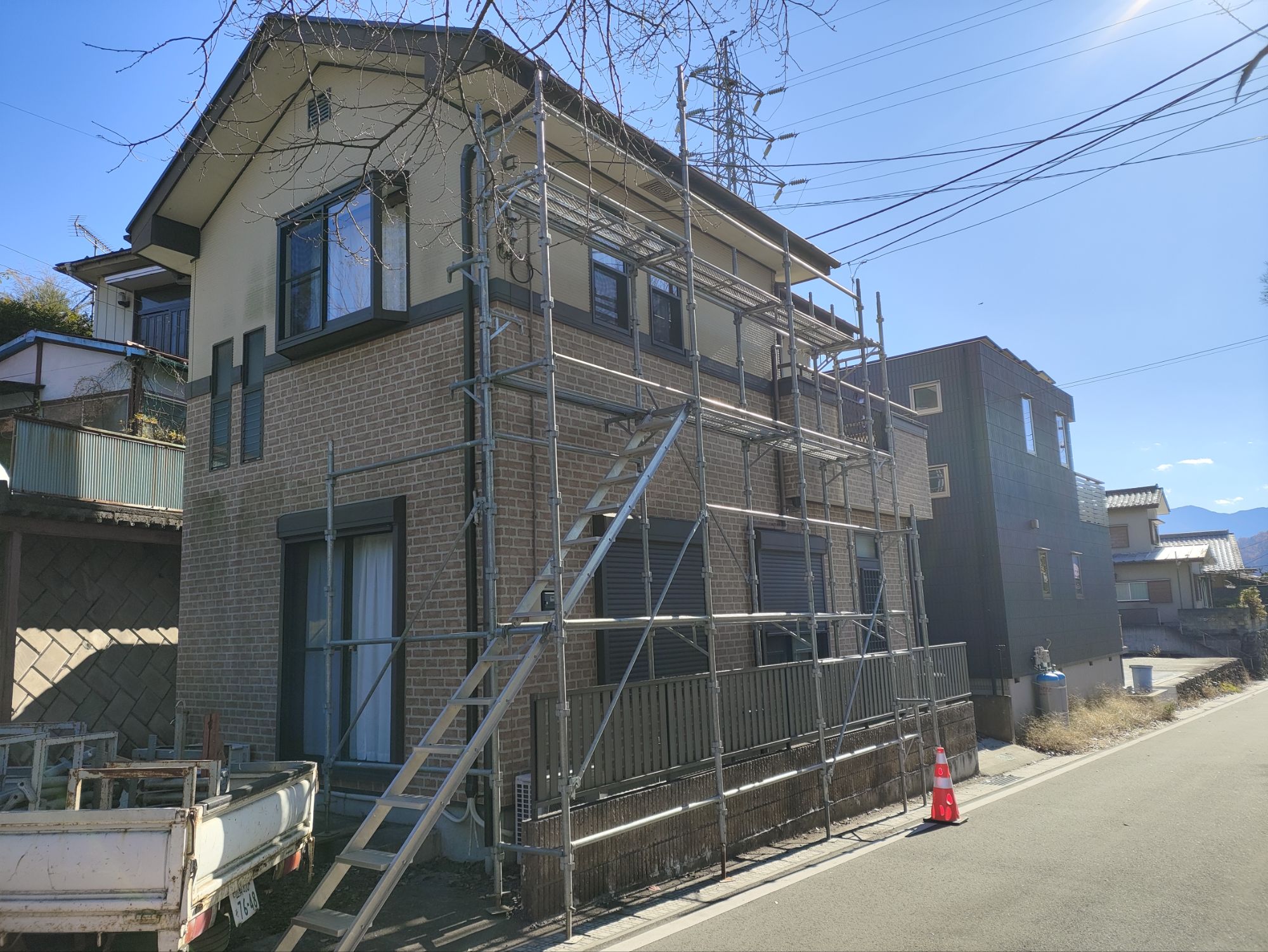 足場掛けした建物