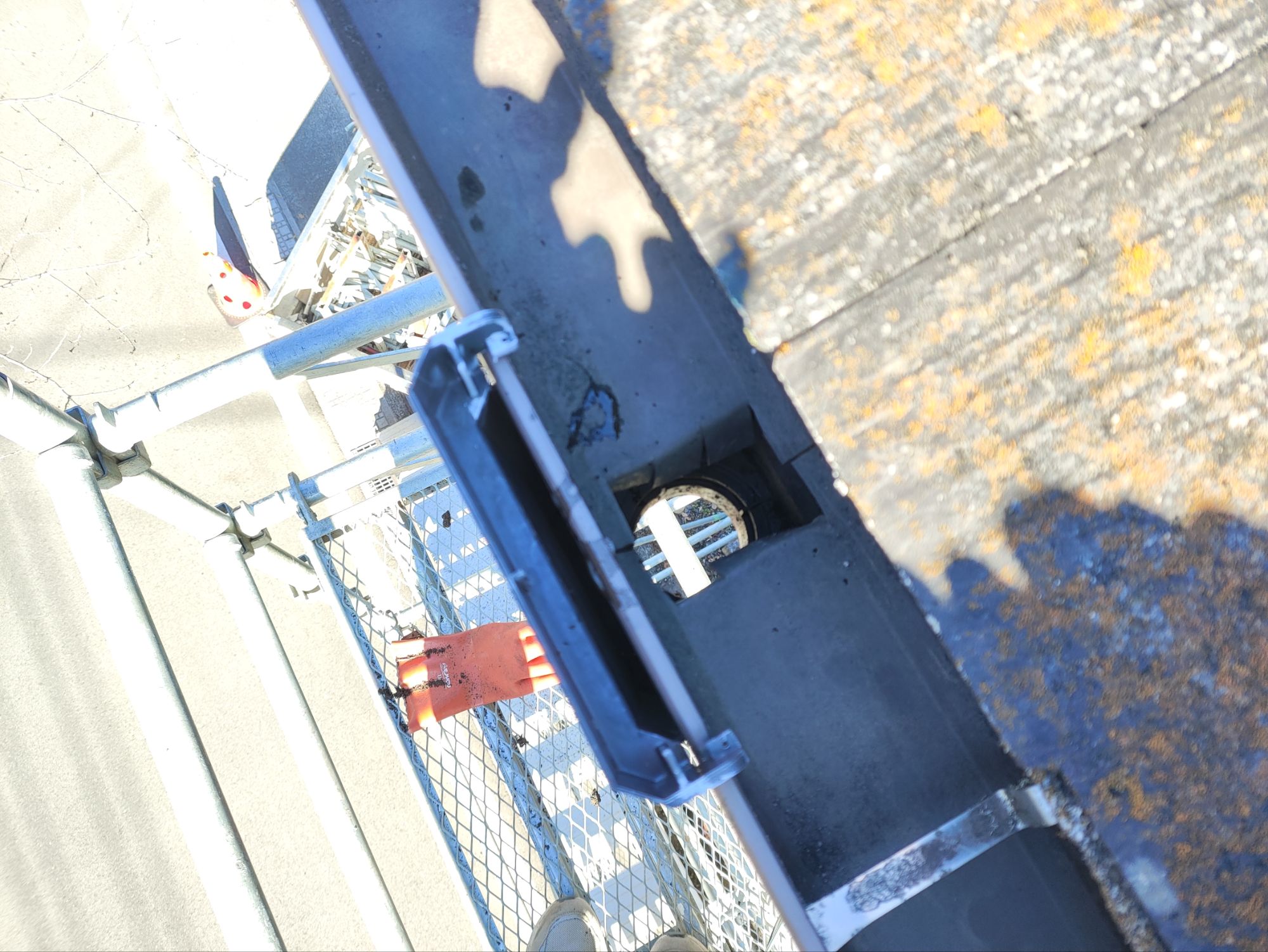 雨どいを一旦分解して、詰まりを取っている