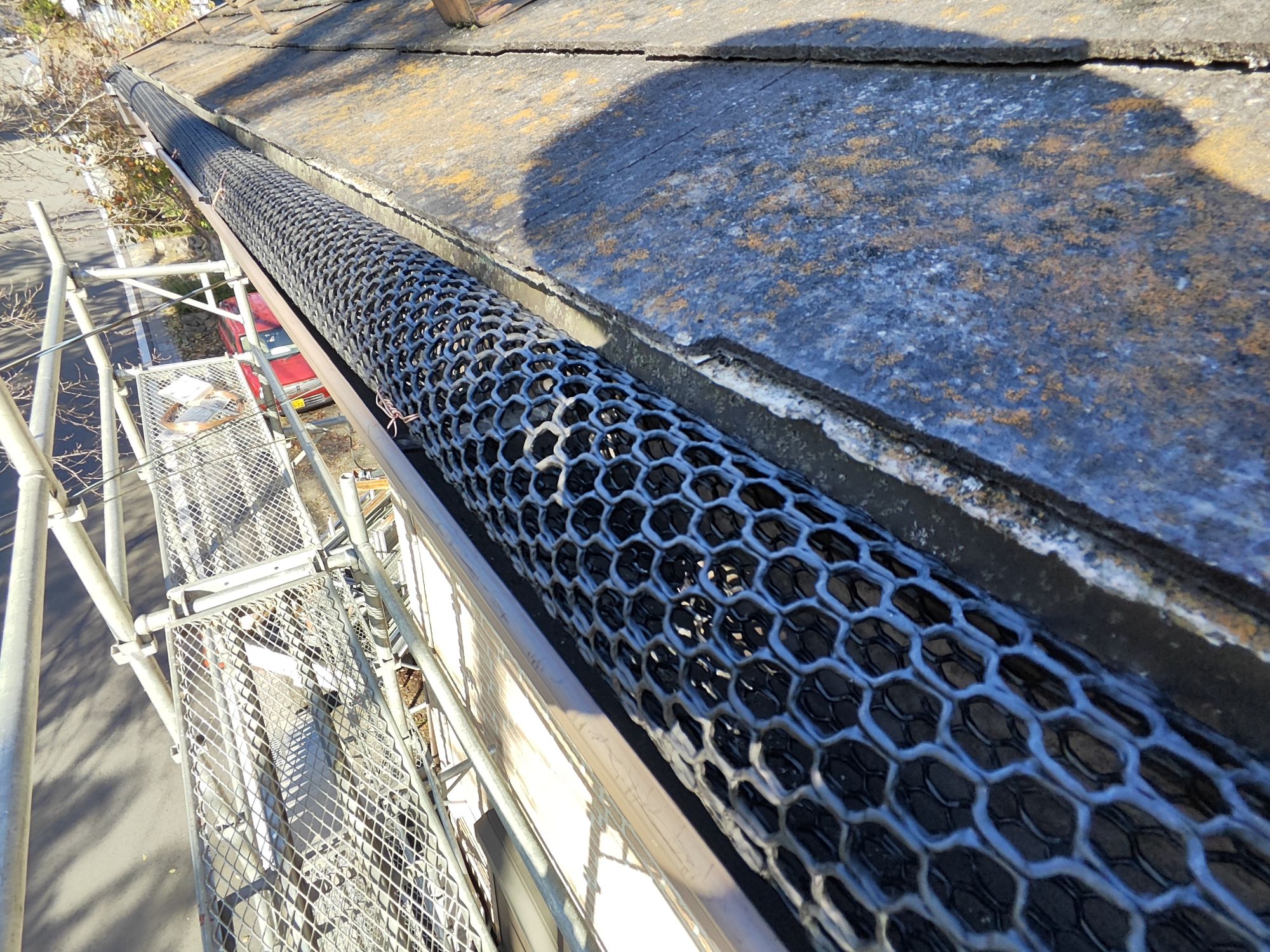 メッシュ状の落ち葉除けネットを取り付ける