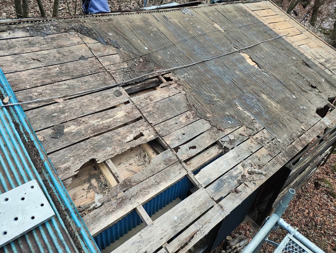 ひどく腐食してしまって、穴が空いているような状態