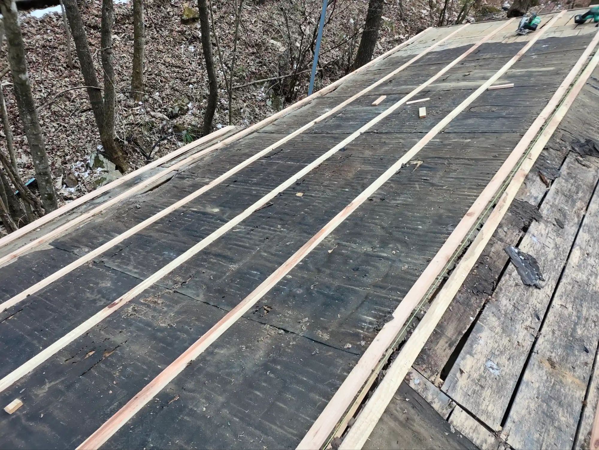 屋根下地修理状況