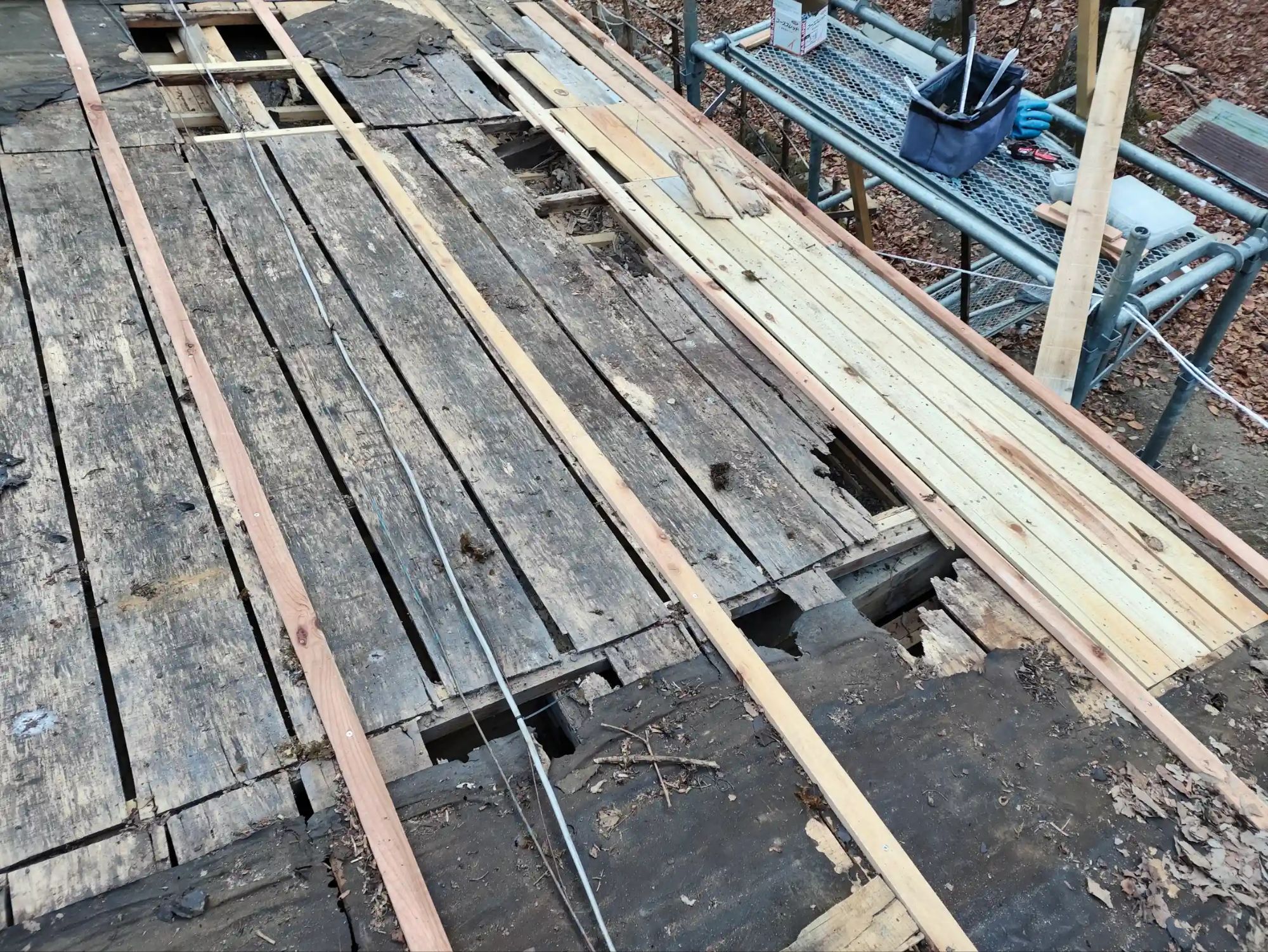 屋根下地修理状況