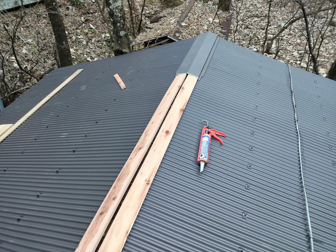 ナミイタ板張り終了後棟板金を取り付ける。