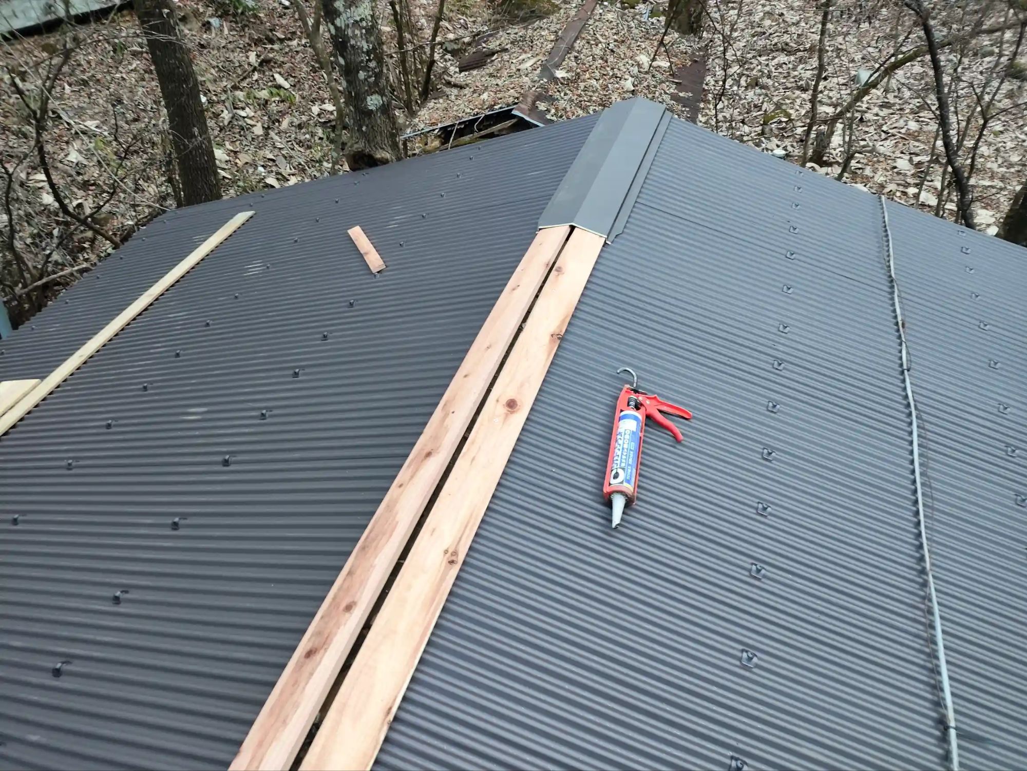 棟板金の取り付け施工