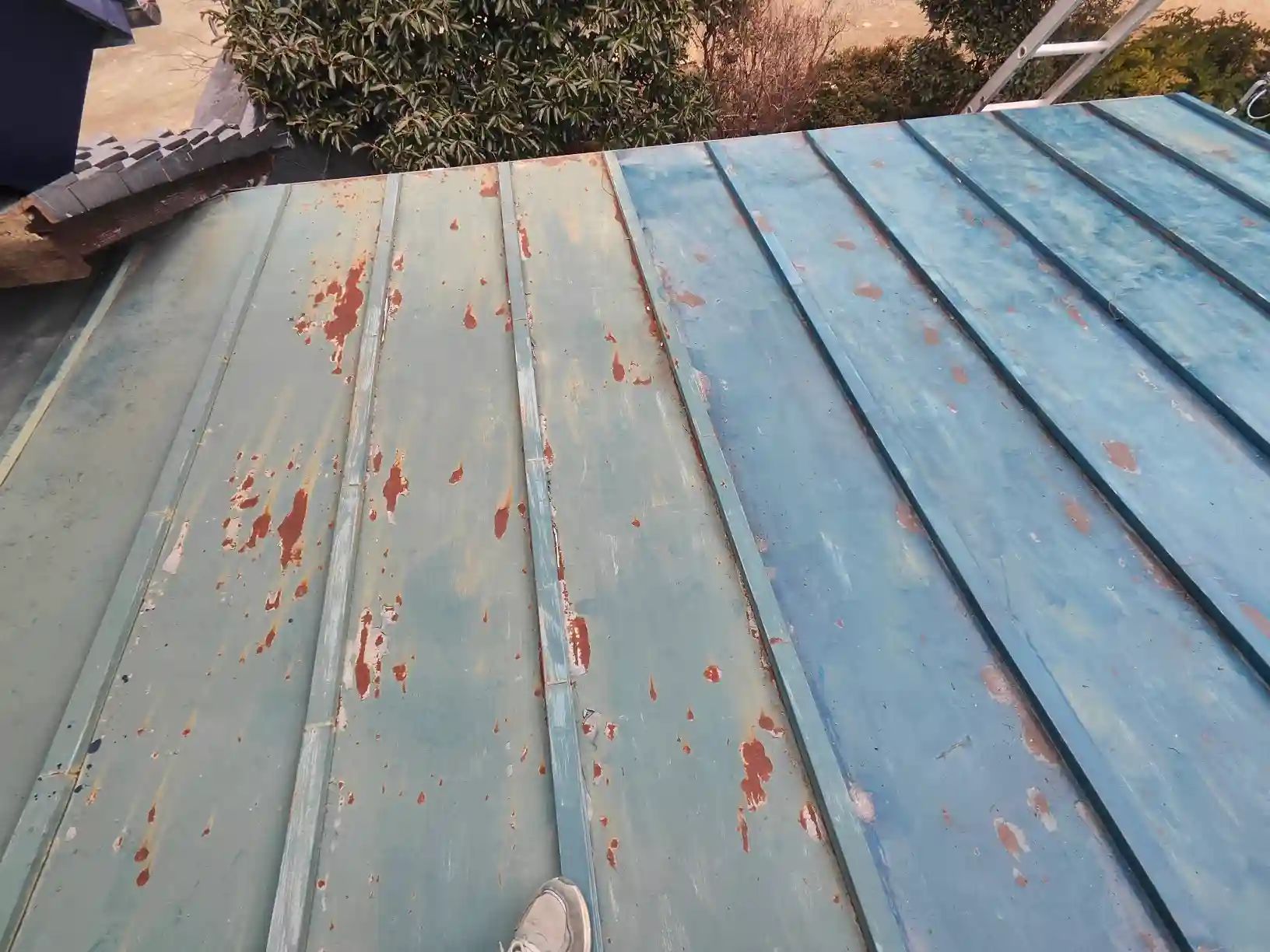 劣化したトタン屋根のサビの状態