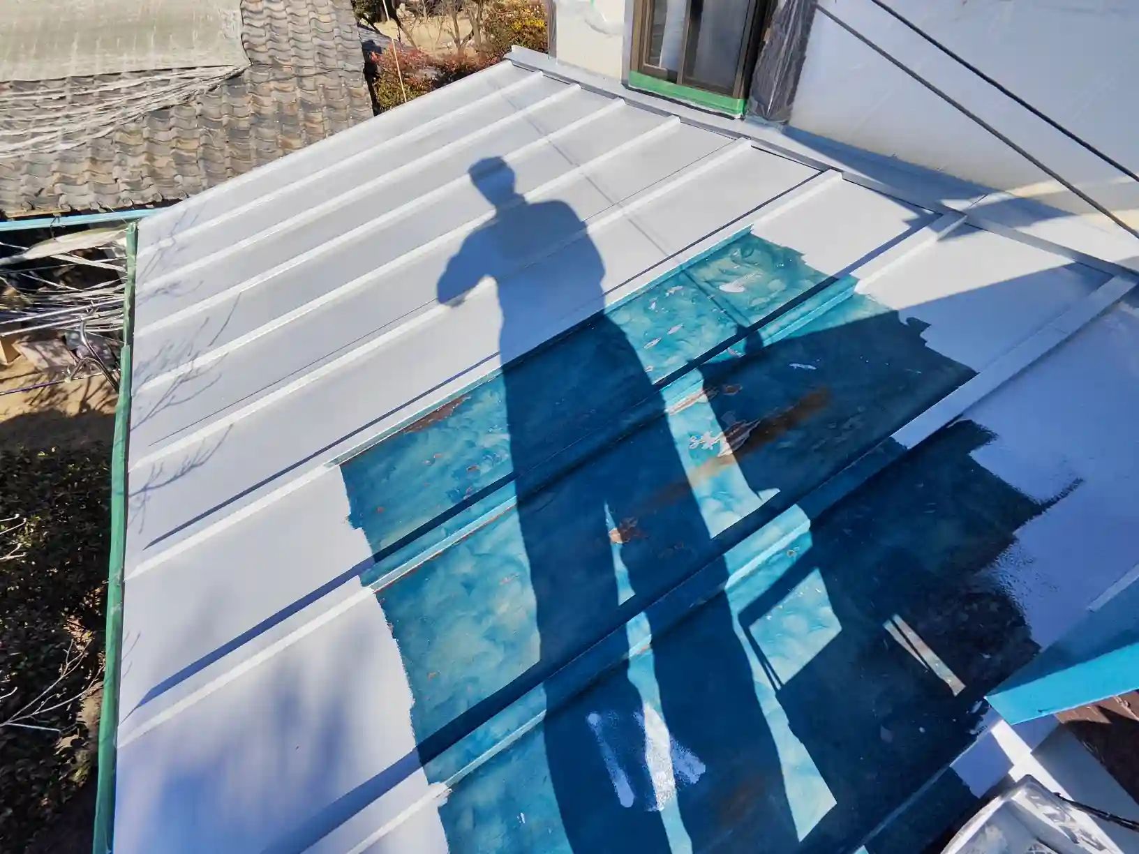 下塗りのサビ止め塗り作業中