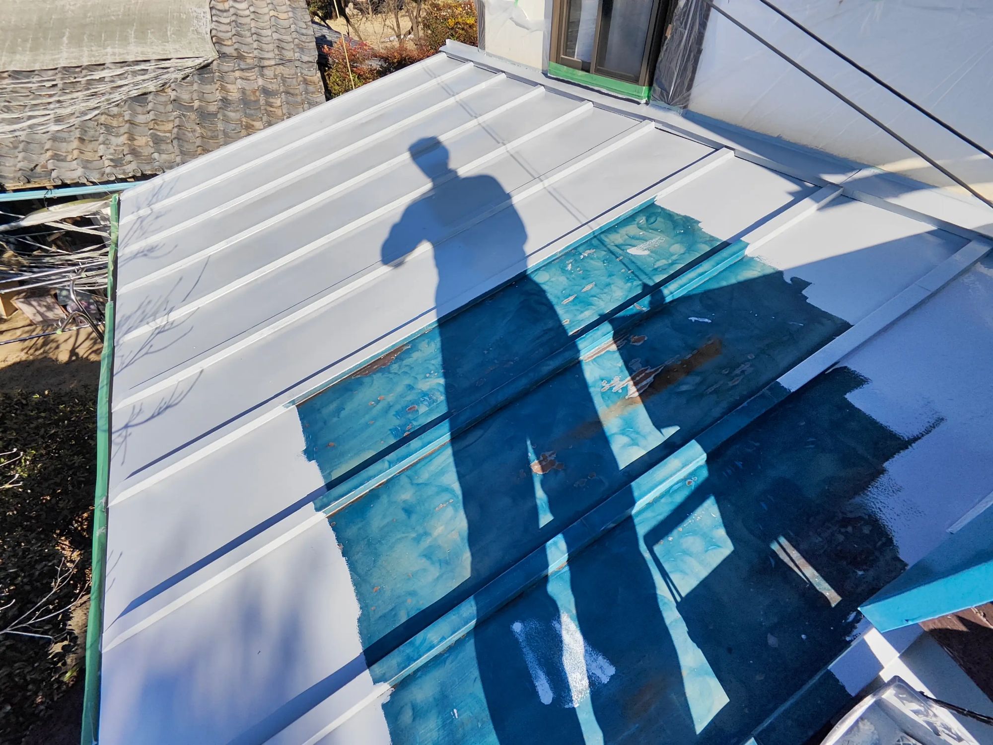 下塗りのサビ止め塗り作業中