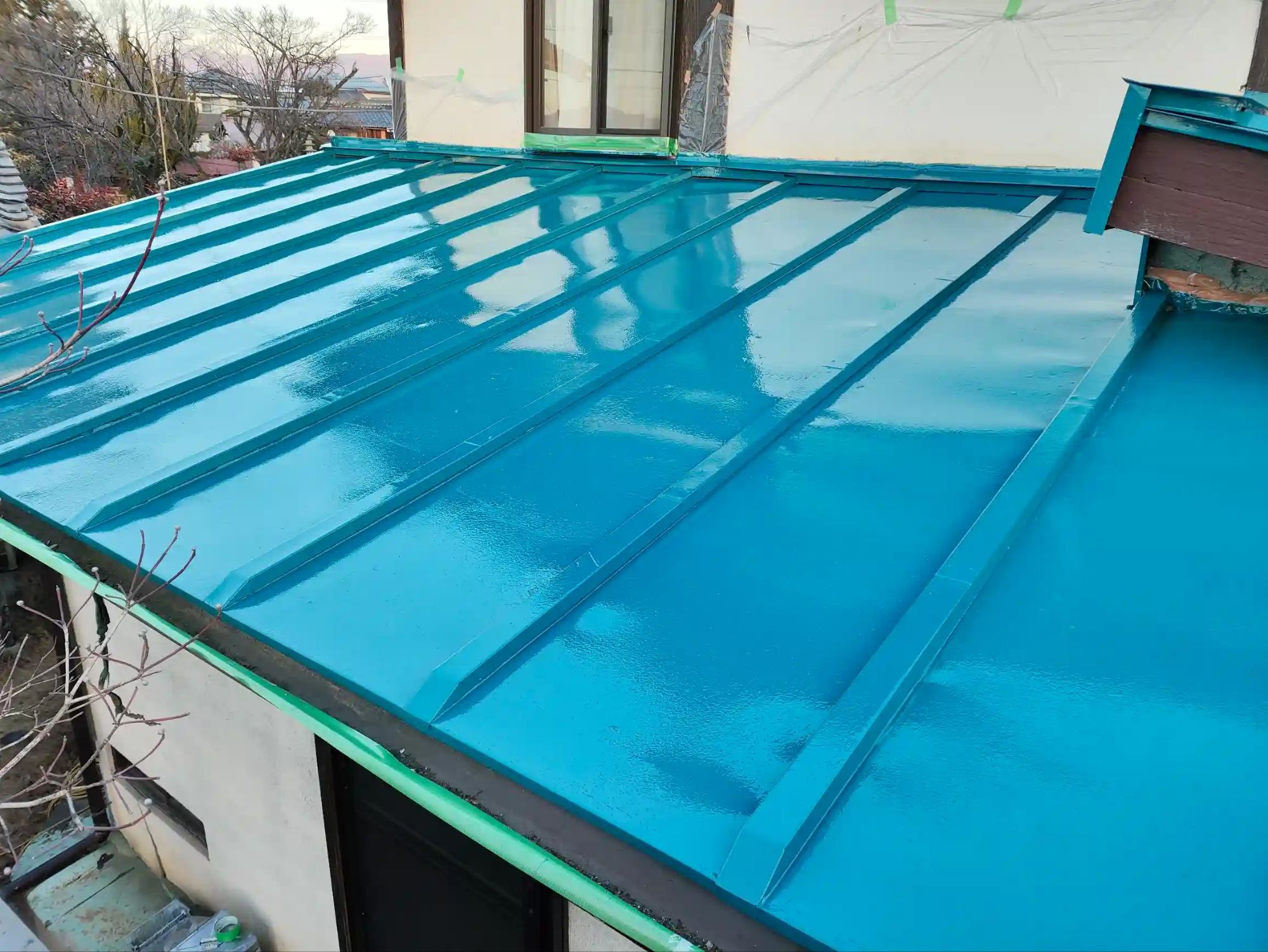 下塗りにサビ止め塗装後に上塗り塗料で仕上げ塗り