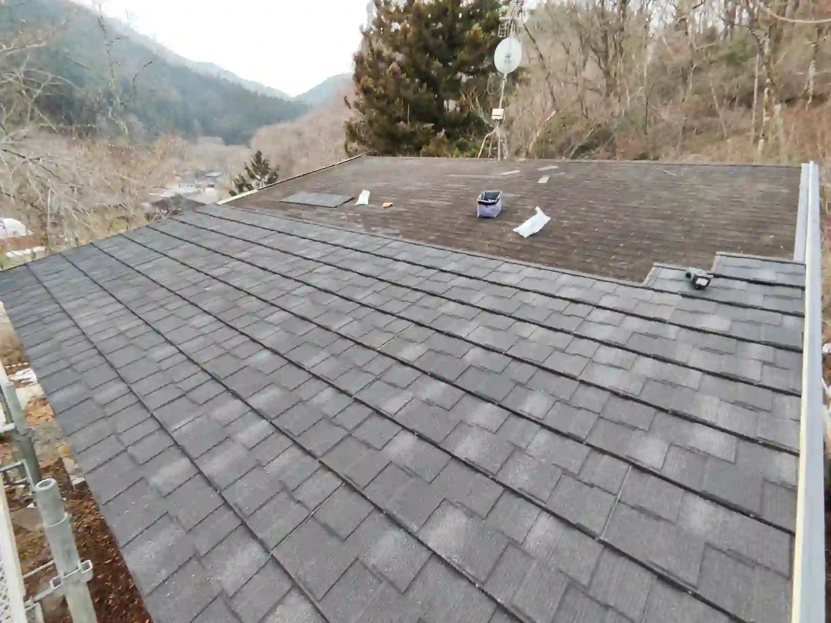 天然石チップ付きガルバリウム鋼板屋根材オベロンの施工中