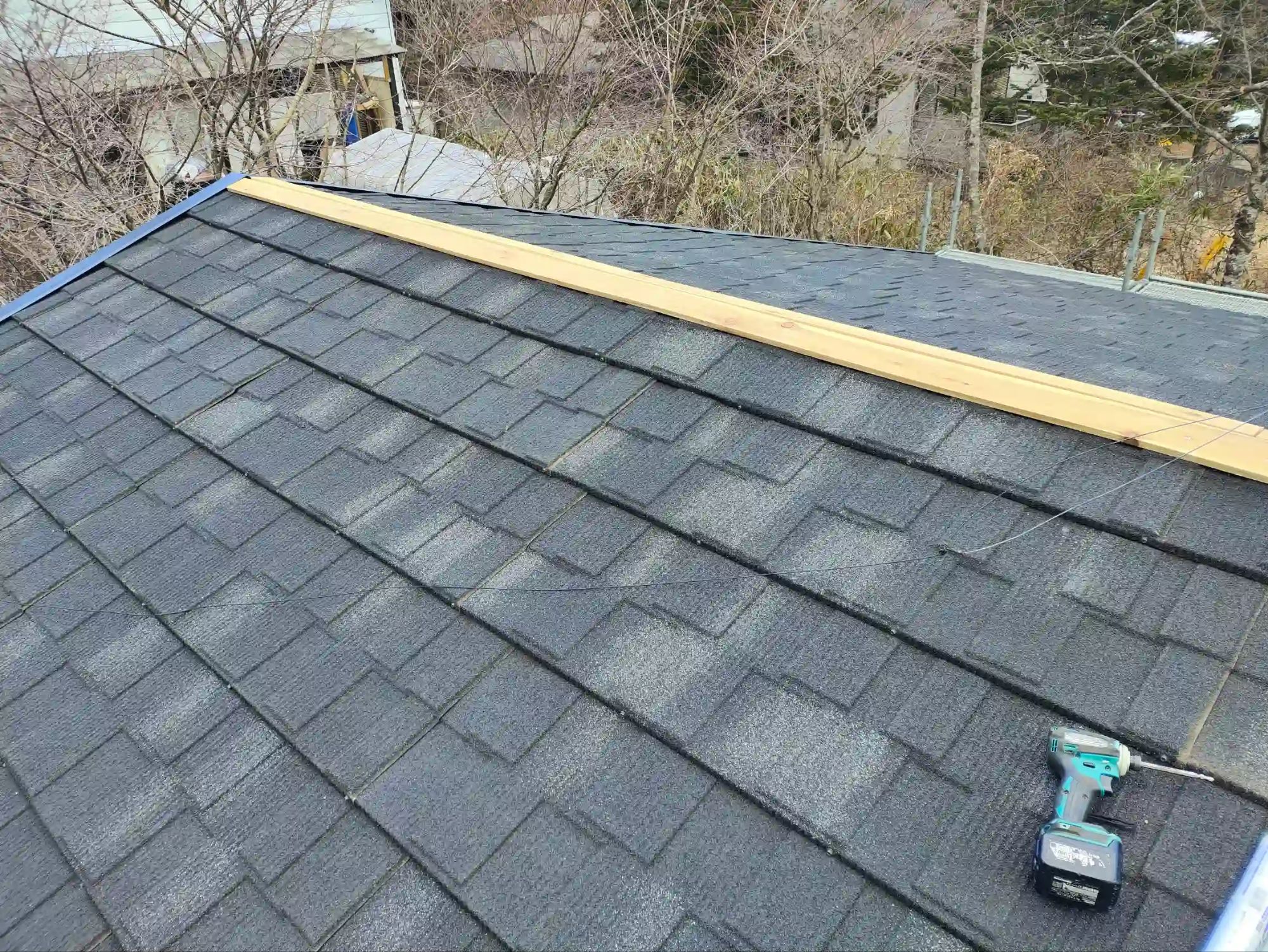 オベロン本体が葺き上がり、棟板を取り付ける為の下地木材の取り付け。