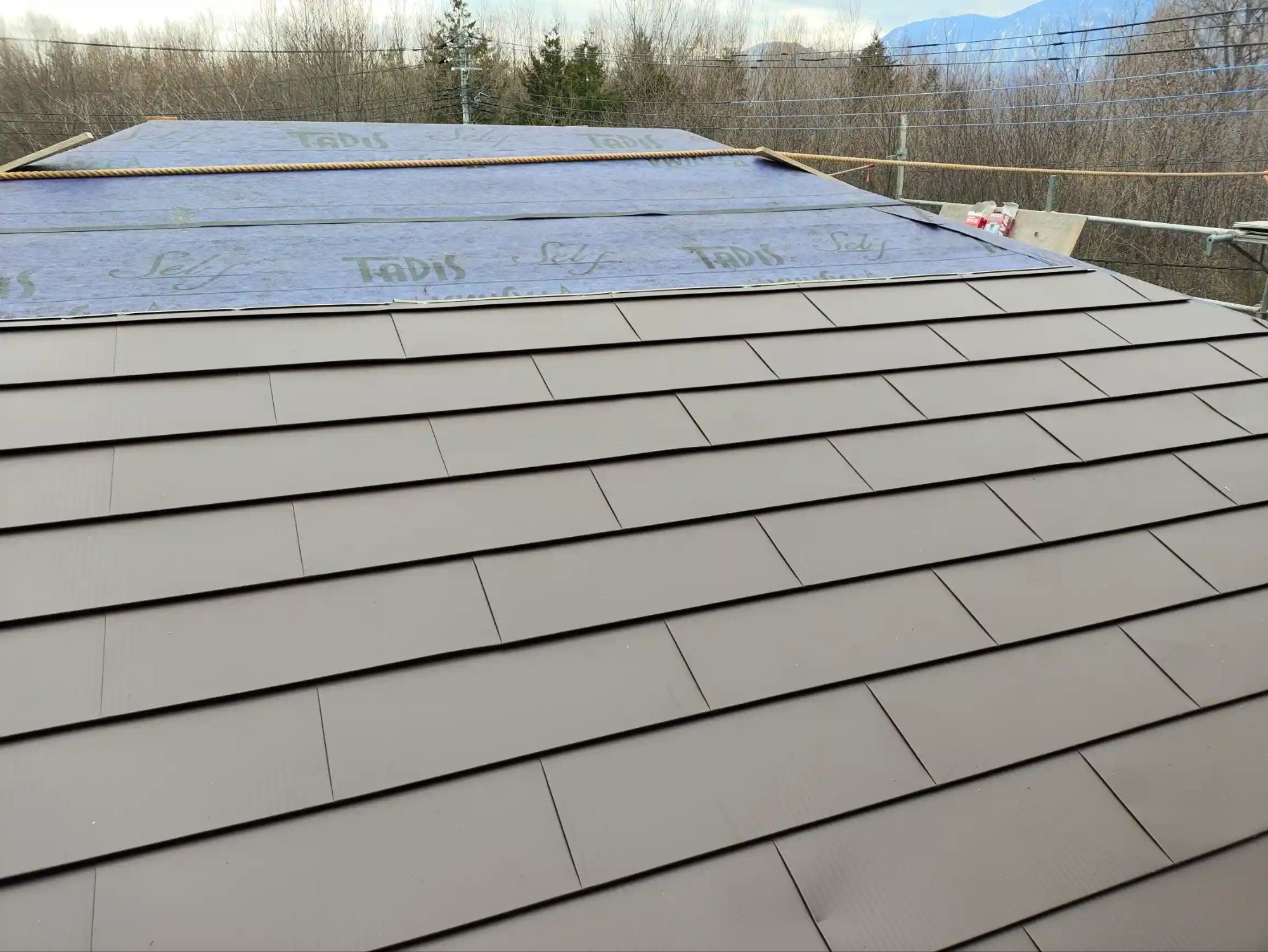 ガルバ鋼板横葺き屋根、本体工事中の写真